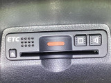 【ETC車載器】高速道路の料金所を、止まらずスムーズに通過。小銭を用意する手間も、窓を開けるわずらわしさもありません。遠出をグッと身近にしてくれる快適ドライブの必須アイテムです。