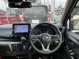 ますますドライブが楽しくなる、明るく開放的な運転席まわりです!
