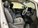運転席と助手席にはゆったりとしたシートを備え、落ち着いて過ごせる空間です。前方の視界も確保され、乗り込んだ際の見通しや日常の使いやすさにも配慮されています。