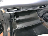 大型グローボックス搭載で収納上手に!!