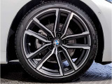 【BMWアロイホイル】軽量かつ強度に拘ったアロイホイル。走行性能ポテンシャルを引き出す設計。車の足元を引き締めてくれる大きなポイントはアロイホイルです。