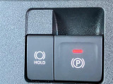 【電動パーキングブレーキ】ボタンを手前に引くだけでパーキングブレーキがロック!発進時にはボタンを押すとパーキングブレーキが簡単に解除される優れものです!