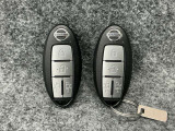 【インテリジェントキー】カバンやポケットに入れたままでもドアの施錠・開錠が可能なスマートキーを装備。スタートボタンのオン・オフ時もカギを取り出す必要がないからとっても便利です♪