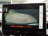 パノラミックビューモニター付きです。車両を上から見たような映像をディスプレイオーディオ画面に表示。運転席からの目視だけでは見にくい、車両周辺の状況をリアルタイムでしっかり確認できます。