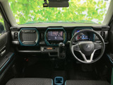運転席まわりは各表示が見渡しやすく、前方の視界も広々としています。手の届きやすい位置に機器がまとまり、乗車中も周囲の状況を確認しやすい、すっきりとした空間です。