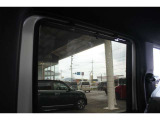 後部座席にはロールサンシェード装備。強い日差しを和らげてくれます。
