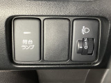 ヘッドライトレベライザーを装備しています。ダイヤル操作のスイッチで、道路状況や積荷の加重に応じてライトの高さを調節することができます。荷台作業灯は車内のスイッチ操作で点灯します。