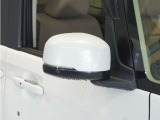 ◆ドアミラーウインカー◆ドアミラーにウインカーを装備しています。対向車に自身の進行方向を合図し安全に運転できます。