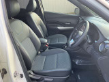 運転席には、シートリフターが付いております☆ 前後のスライドに加えシートの高さも変更出来ますので小柄な女性の方でも運転し易いポジションを取れます♪
