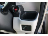 運転席側のドリンクホルダーです。左側パワースライドドアも装備されています。エンジンはボタン一つで始動。