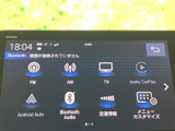 FM・AMラジオやテレビ、スマートフォン連携など、音楽や情報を楽しむための選択肢が画面に並びます。項目がアイコンで表示され、使いたい機能を見つけやすい構成です。