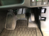 【運転席】アクセル、ブレーキはこのようになっております。