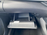 車検証や取扱説明書がすっぽり収まる収納スペース。車内をスッキリ保てます。
