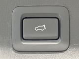 【パワーバックドア】スマートキーや運転席のボタンを押すだけでリアゲートが自動で開閉します!荷物を持っている時や、高い位置にあるバックドアを閉める際に便利な機能です♪
