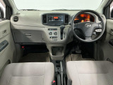 【インパネ】運転のしやすさを最優先に設計された見晴らしの良いフロントビュー。車両間隔が掴みやすく狭い道でも安心♪「安全」と「品質」を最優先に、安心してお乗りいただけるクルマを提供いたします。