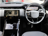 運転席まわりには、レンジローバーらしい上質さと機能性を凝縮。