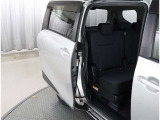 両側パワースライドドア付きだから、狭い駐車スペースなどでの 乗り降りラクラク!小さなお子さまのいるご家庭には嬉しい装備。