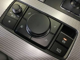 コマンダーコントロールでナビ、マツコネなど直感的な操作が出来ます。また電動パーキングブレーキ、オートホールド機能付きでドライブの負担を軽減出来ますよ♪