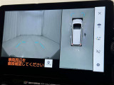 パノラミックビューモニターを装備。駐車場や交差点でクルマを真上から見るように周囲を確認できます。機能の詳細は販売店スタッフまでおたずねください。
