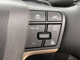 前方の車との車間を設定し、スピードを上げたり緩めたりを自動で行ってくれる追尾式の「レーダークルーズ」。上級装備の一つです!高級車にしかつかない嬉しい機能です。