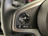 ステアリングスイッチがついていますので、オーディオのチャンネル変更、ボリューム、ジャンル変更が操作可能です。ハンドルから手を離さず安全に操作できます。