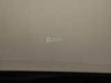 ヘッドアップ・ディスプレイ(HUD)現在のスピードや、前方の車線情報など、運転に必要な情報を、目の前のウインドウガラスに表示する機能です。これにより、目線の移動が少なく済み、安全です。