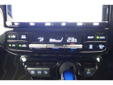 ★エアコンはオートタイプが装着済みです!オートモードにしておけば、車内温度を設定するだけで風の料や吹き出し口の切り替えを機械が行ってくれます!一年中快適な環境を作れますよ♪