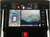 【パノラマモニター】に搭載した4つのカメラにより、車を真上から見ているような映像を表示。運転席から確認しにくい車両周囲の状況を把握できます。