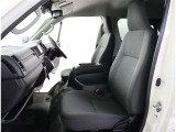 高いホールド性で運転姿勢が安定します。長距離ドライブでも疲れにくいのが魅力です。快適なドライビングライフをお送りください♪