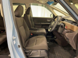 運転席には高さ調整ができるシートハイトアジャスター機能付です。これなら自分にぴったりの運転姿勢がとれますね。アームレスト付きでロングドライブも楽ですね