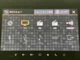 音楽やラジオなどのソースが一覧で表示され、使いたい項目を画面から選びやすい構成です。接続方法も複数表示されており、日常の移動中に好みの音源を選ぶ際にも便利にお使いいただけます。