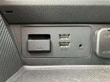 USB端子2個、AUX端子1個ついています。スマートフォンの接続やポータブルオーディオの接続が可能です。
