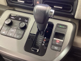 インパネシフトを採用しているので、前席の足元も広々としています。運転席と助手席の行き来もスムーズです!
