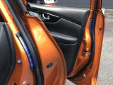 販売店オプションのセーフティイルミネーションを車道側の右側ドアに。ドアを開けるとランプが点灯して後続車に注意喚起。