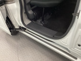 ホンダ車の低床ボディは乗りやすく、足元も広びろですよ。