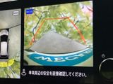 車両周辺の映像と上から見た表示を画面で確認でき、駐車時などの周囲確認に役立ちます。ガイド表示もあり、車両の位置を把握しながら操作できる装備です。