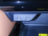 USB端子と充電用USB端子を装備しております。
