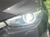 【LEDヘッドライト】悪天候や夜間走行時も良好な視界を確保し安心して運転できる高輝度LEDヘッドライトを装備!点灯速度が早く、消費電力も抑えられています。