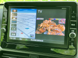 地図とテレビの画面を切り替えて使えるナビ・オーディオを装備。画面周囲にはメニューや音量のボタンが並び、行き先の確認から音声の調整まで、日常の移動を便利にサポートします。