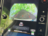 車両周辺の映像とガイド表示を画面で確認でき、駐車時の周囲確認をサポートします。車両の位置関係を把握しやすく、切り返しや駐車の際に役立つ装備です。