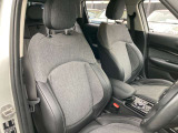 【運転席シート】人間工学に基づき形成した形状が長時間のドライブ疲労も軽減します。すべての走りを特別な出来事に変える様に設計されています。