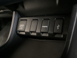 アクセサリーソケットはUSBのアダプターなどをつければ、スマホの充電にも使えます。横にはナビゲーション用の外部入力可能なUSB端子とHDMI端子がついており、周辺には物が置けるトレーがついています。