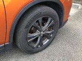 ダークカラーになった18インチアルミホイール。タイヤサイズは225/60R18