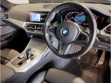 BMWのステアリングはドライバーと車体が一体感に感じれるような操作性を実現しております。また、握りやすさや操作性を向上するためにスイッチ類も配置されております。
