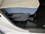 運転席は前後にスライドするだけでなく、シートの高さも調整出来るんです!自分の身長に合った運転姿勢を確保できると嬉しいですね!!