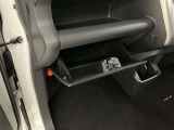 何かと便利なグローブボックス。メンテナンスノートや車検証、ちょっとしたメモと筆記用具等を入れておくとあればもしもの時にも便利ですね。