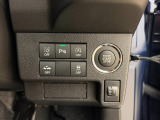 【車線逸脱警報機能】ブザー音とメーター表示で車線からのはみ出しを警報します。元の車線に戻す機能ではないため、警報後はご自身でステアリングを操作して下さい。