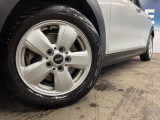 ●純正15インチアルミホイール:輸入車ならではの卓越した走りを支えるホイールと足回りです!日本車の走りに慣れている方にもぜひ体感して頂きたいほど、高いレベルでまとまっています!