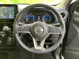 ステアリングに複数のスイッチが備わり、運転姿勢を保ったまま各種機能へアクセスしやすい構成です。表示を確認しながら扱えるため、毎日の運転でも手元で操作をまとめられます。