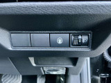 セーフティ・シールドスイッチを装備!インテリジェント LI(車線逸脱防止支援)などの運転支援機能をON/OFFできるスイッチです。車線からはみ出しそうな場面で運転操作をサポートし安心感のあるドライブを支えます